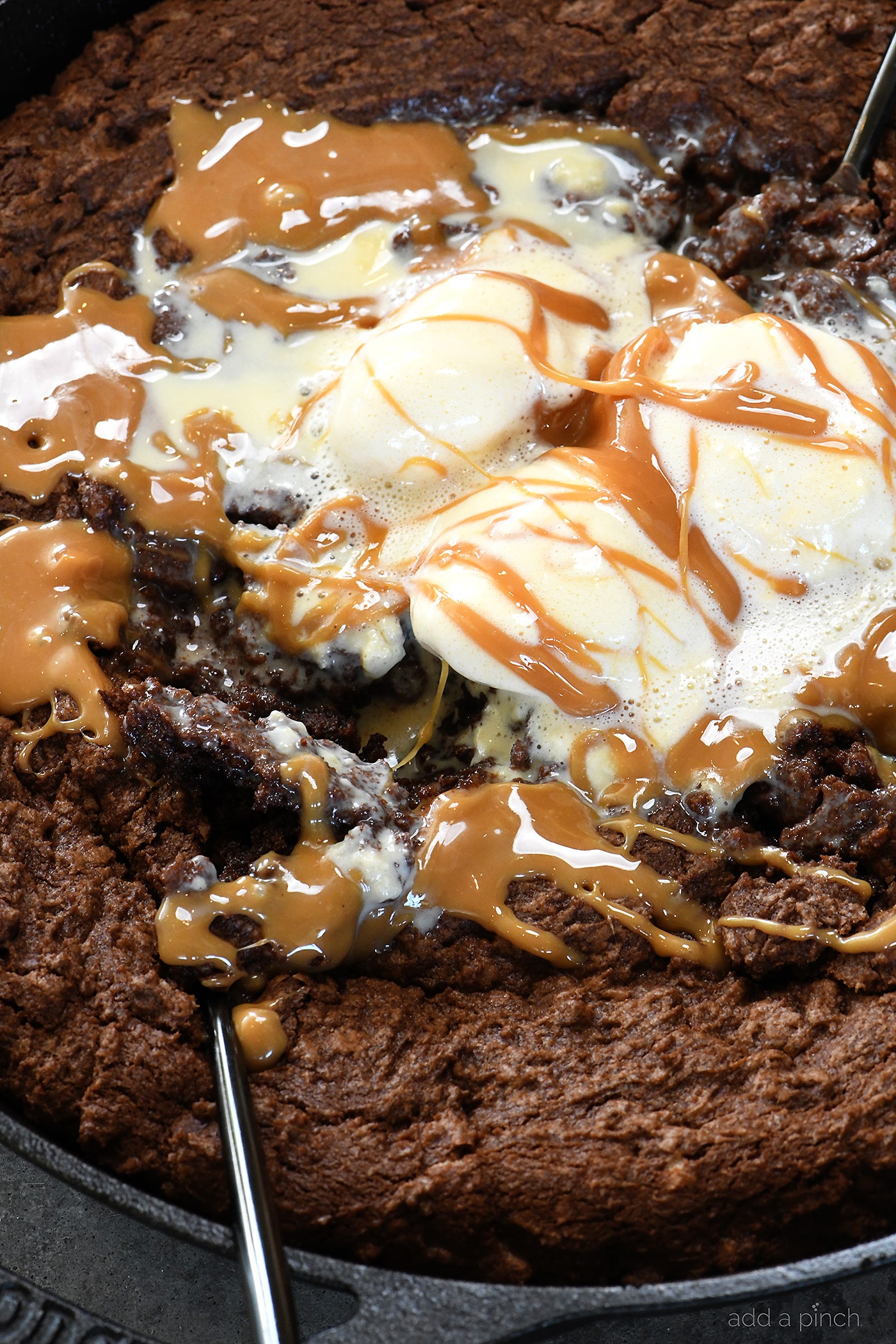 Decadent Double Chocolate Caramel Skillet Cookie: Crowd-Pleasing Dessert